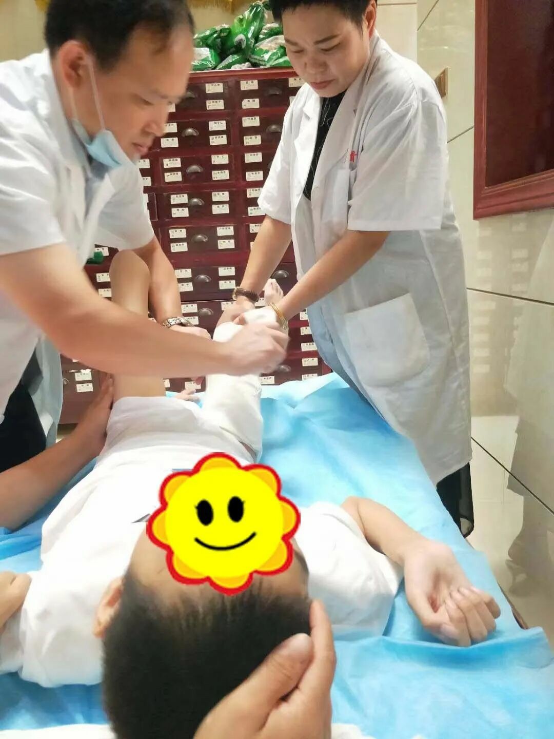 “爱心妈妈”宋娅的双重疗愈：正骨之手，亦是点亮童心之光