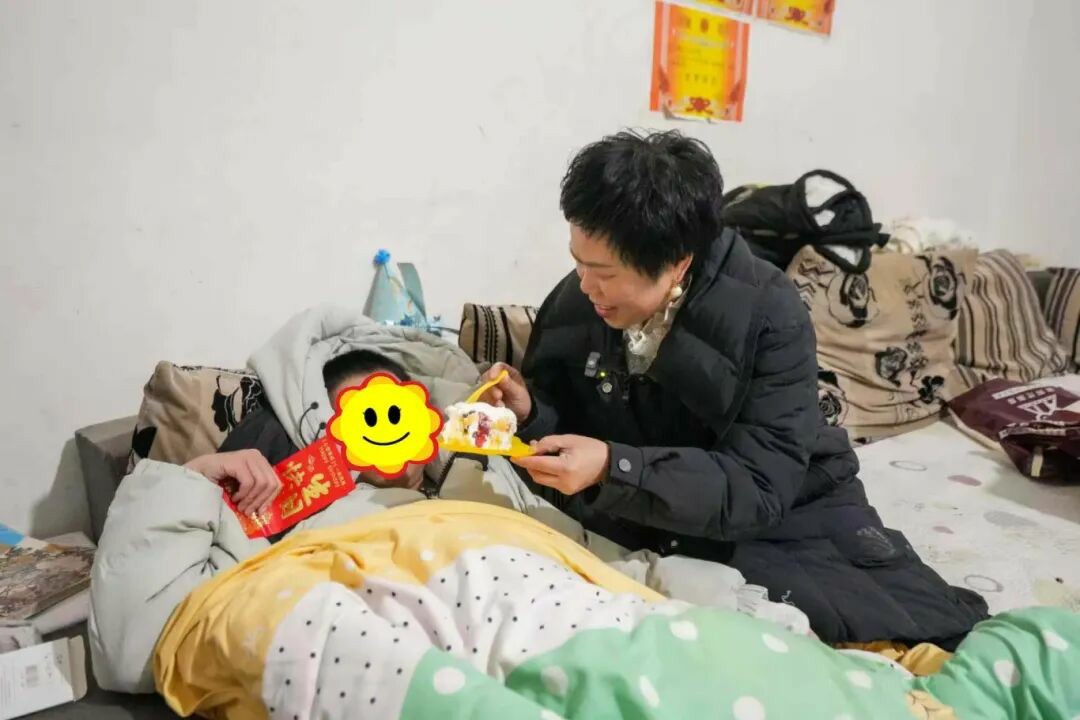 “爱心妈妈”宋娅的双重疗愈：正骨之手，亦是点亮童心之光