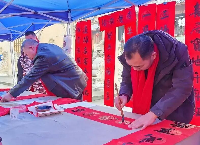 碧江区妇联开展“法治铜仁•平安相伴——写春联送祝福”普法宣传活动