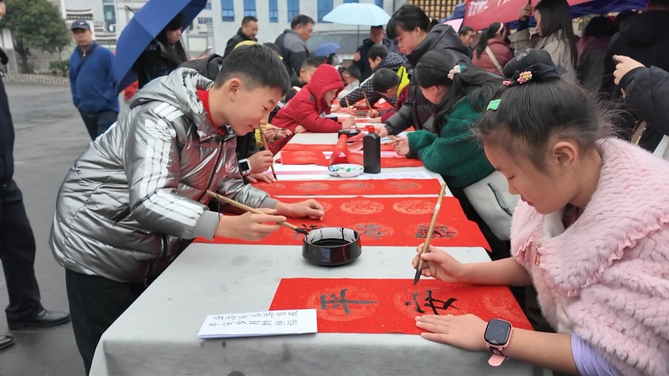 碧江区妇联开展“法治铜仁•平安相伴——写春联送祝福”普法宣传活动