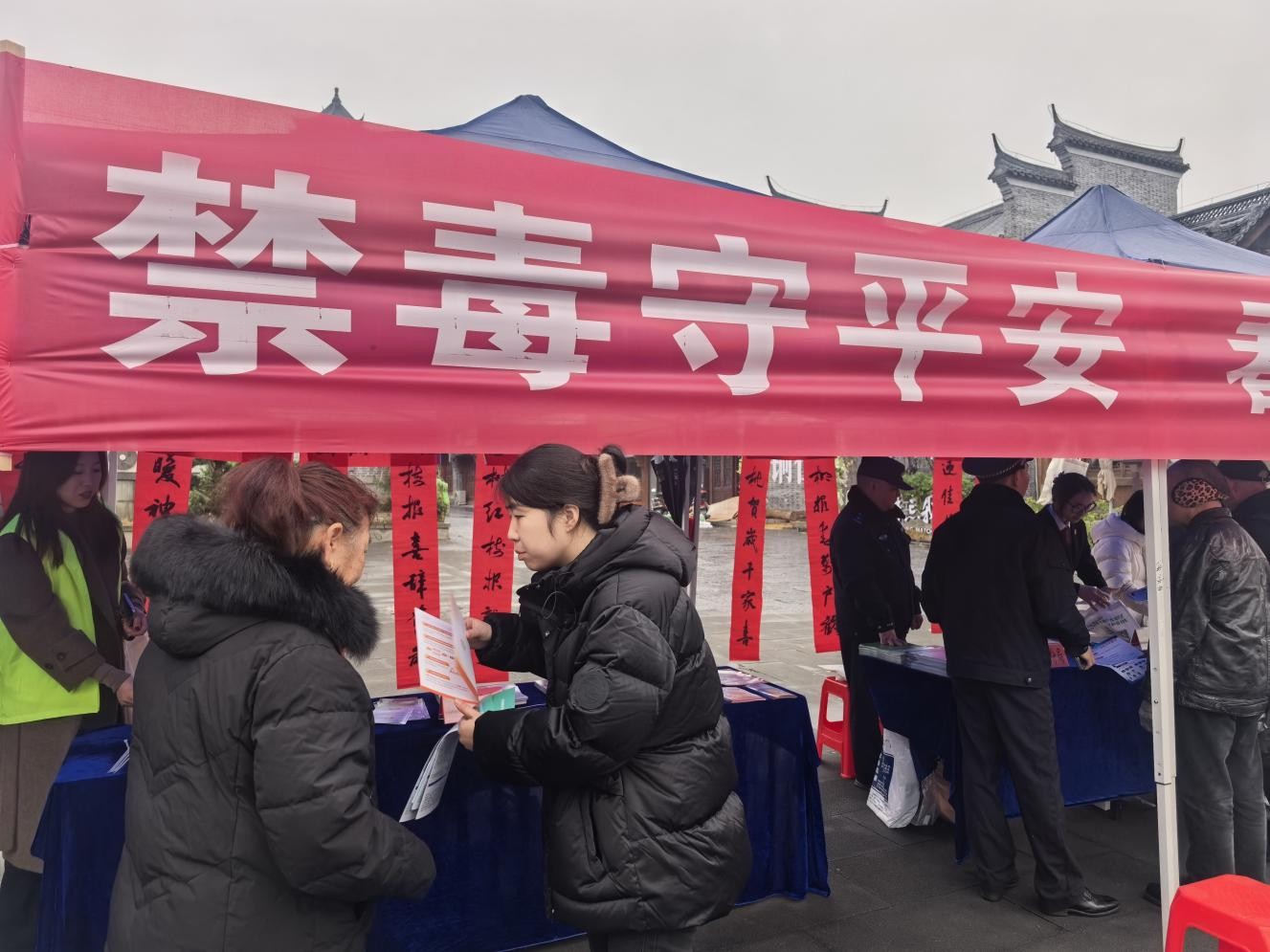 碧江区妇联开展“法治铜仁•平安相伴——写春联送祝福”普法宣传活动