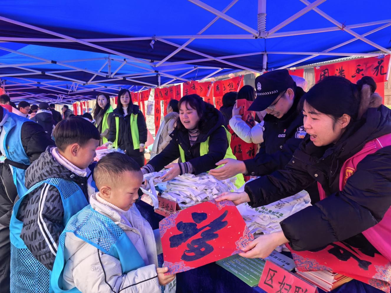 碧江区妇联开展“法治铜仁•平安相伴——写春联送祝福”普法宣传活动