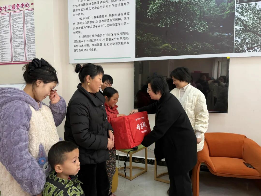 把爱带回家！铜仁市妇联到松桃团山社区走访慰问妇女群众，发放“母亲邮包”