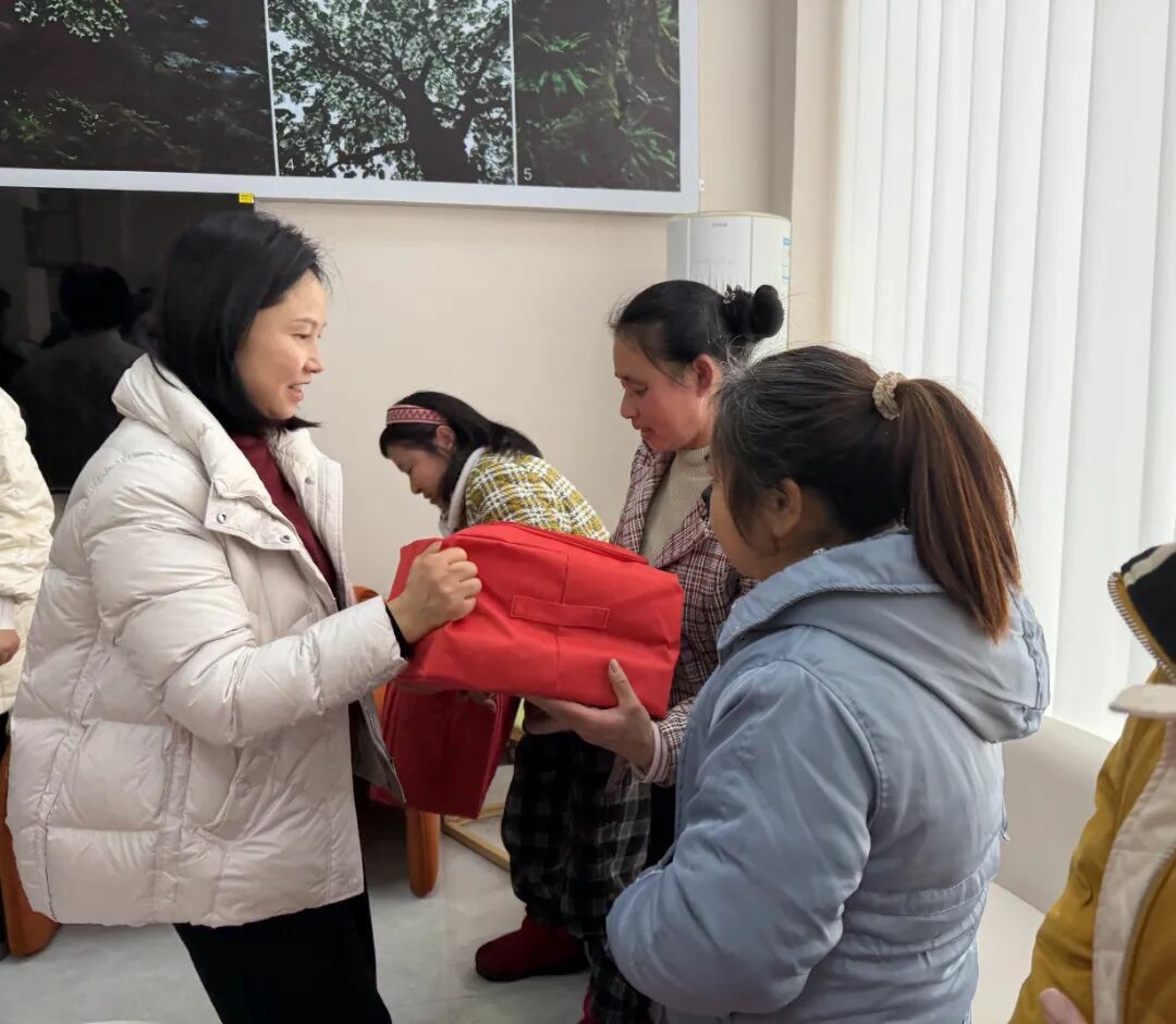 把爱带回家！铜仁市妇联到松桃团山社区走访慰问妇女群众，发放“母亲邮包”