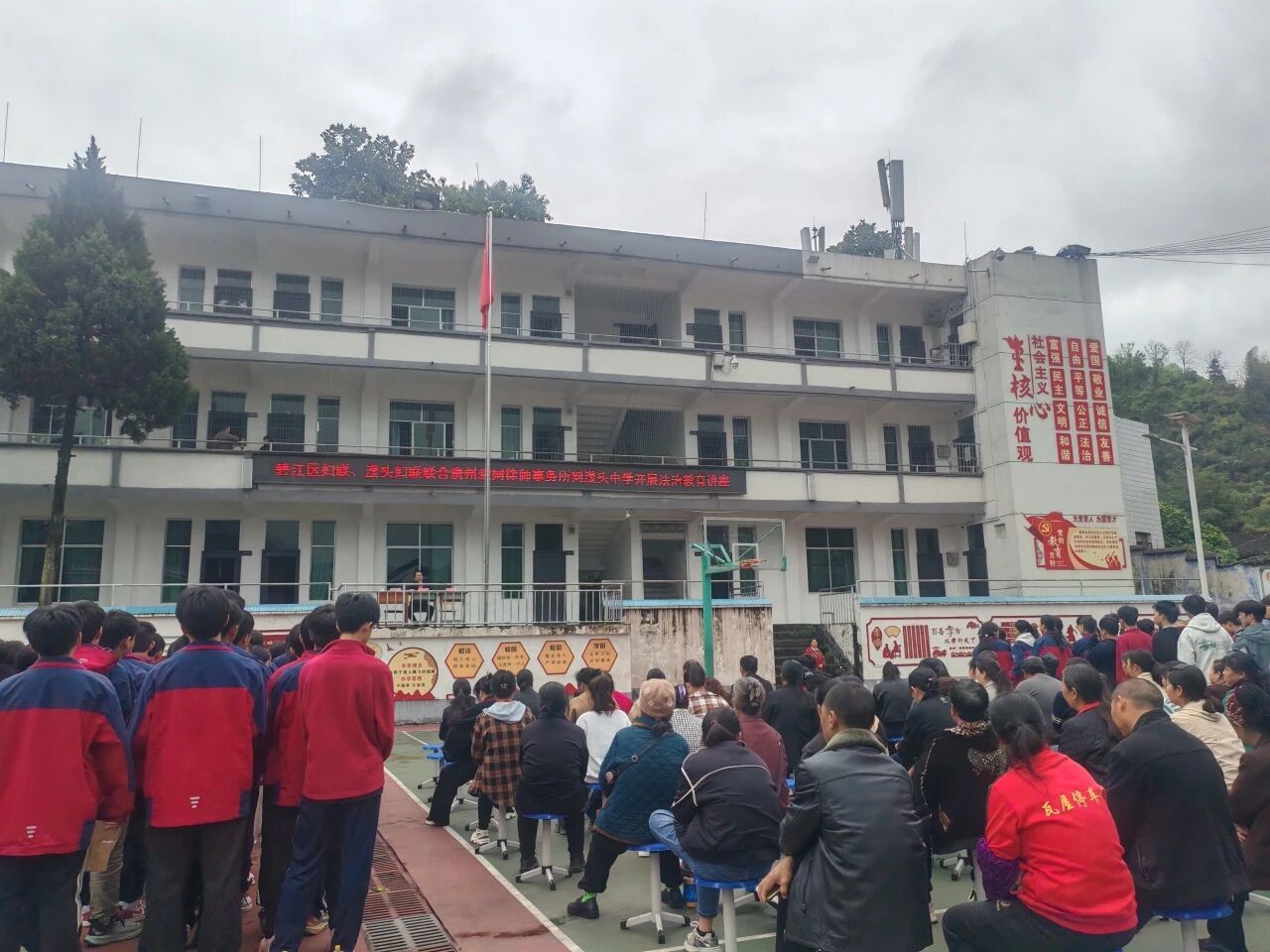 聚力家校守护  护航少年成长—— 碧江区妇联开展未成年人法治宣传教育活动