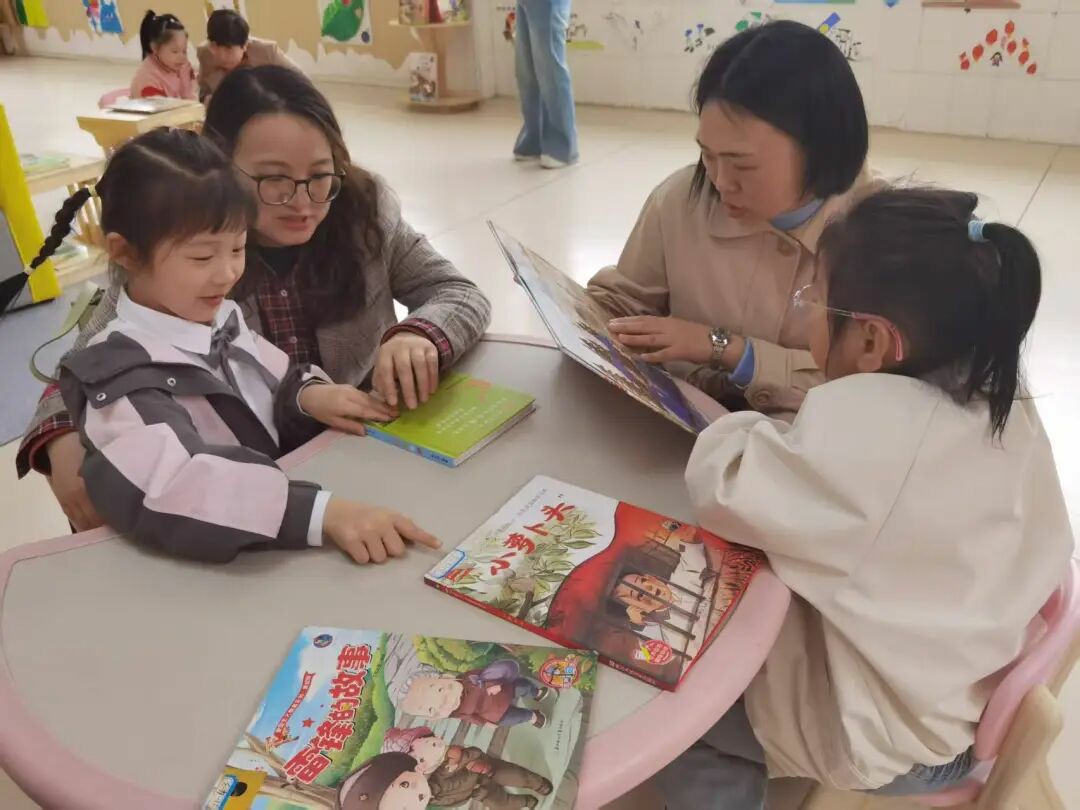 4•23世界读书日  铜仁市妇联举办“家有书香诵经典•小桔灯”亲子阅读活动