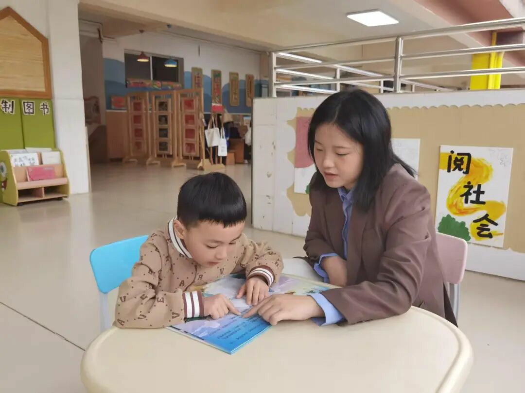 4•23世界读书日  铜仁市妇联举办“家有书香诵经典•小桔灯”亲子阅读活动