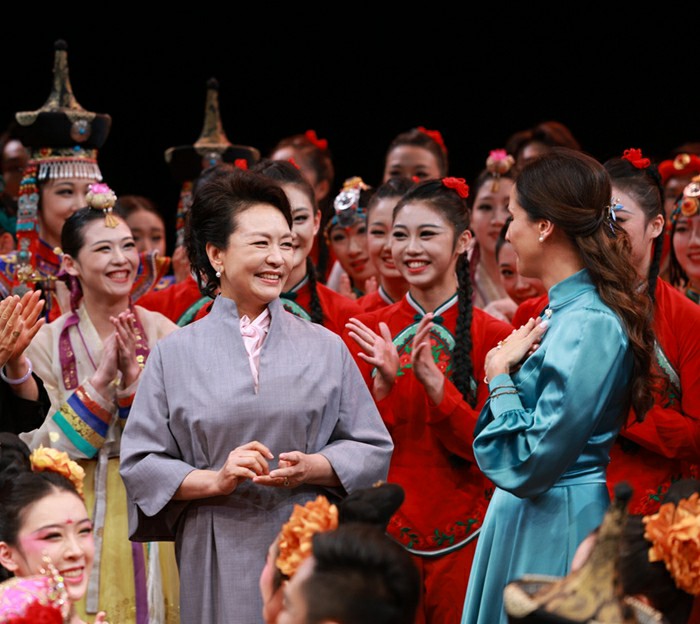 彭丽媛同塞尔维亚总统夫人塔玛拉参观北京舞蹈学院