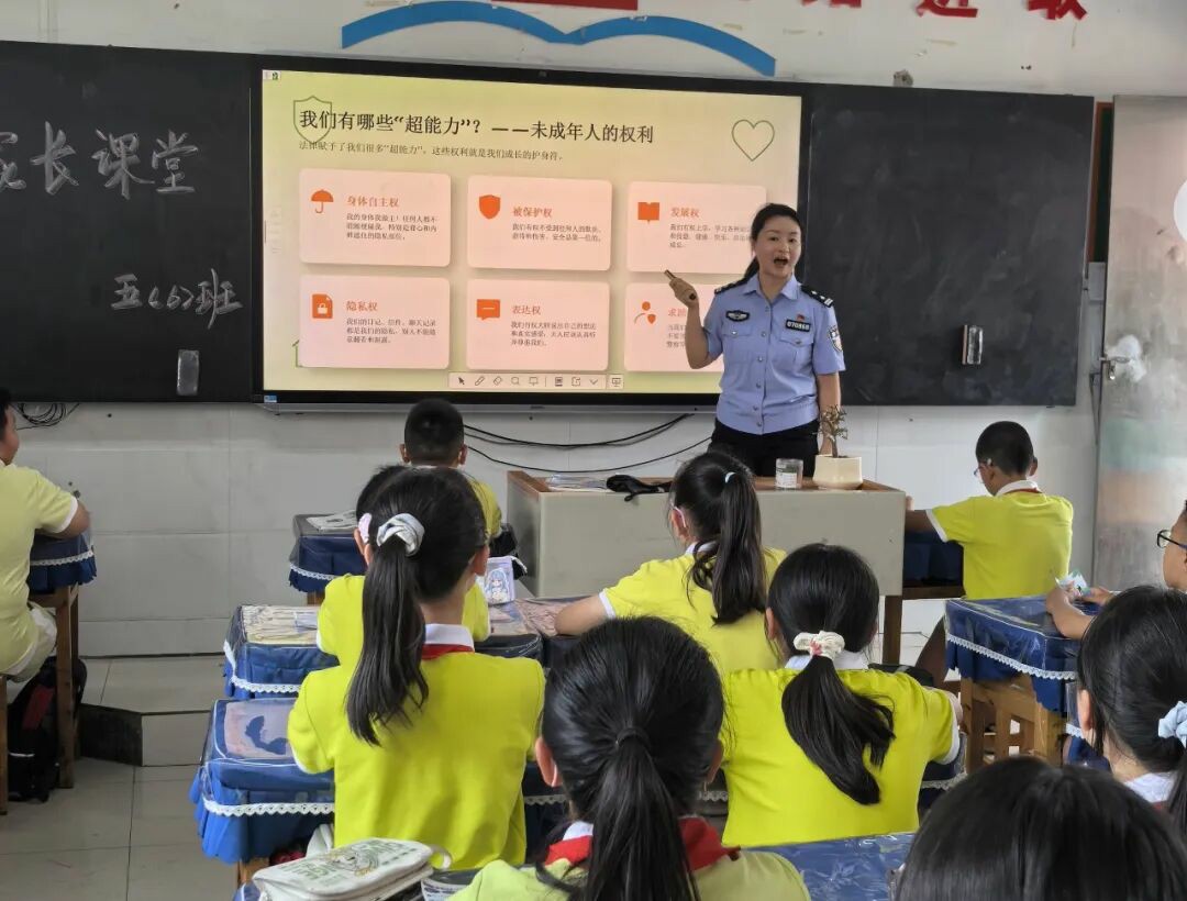 石阡“阡城木兰”巾帼志愿宣讲进校园，“警察蓝”守护“少年红”