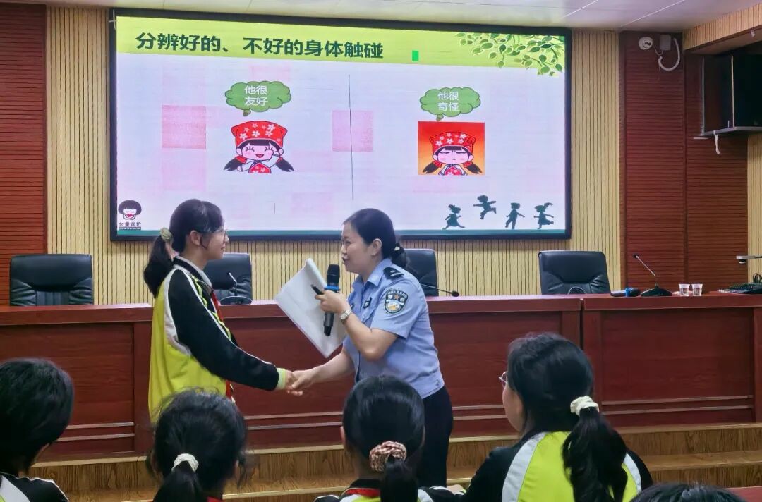 石阡“阡城木兰”巾帼志愿宣讲进校园，“警察蓝”守护“少年红”