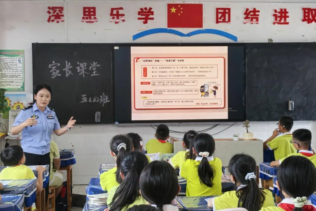 石阡“阡城木兰”巾帼志愿宣讲进校园，“警察蓝”守护“少年红”
