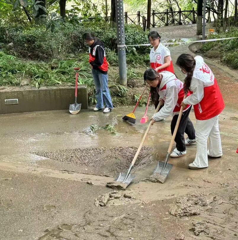 碧江区妇女干部群众全力投入防汛清淤工作