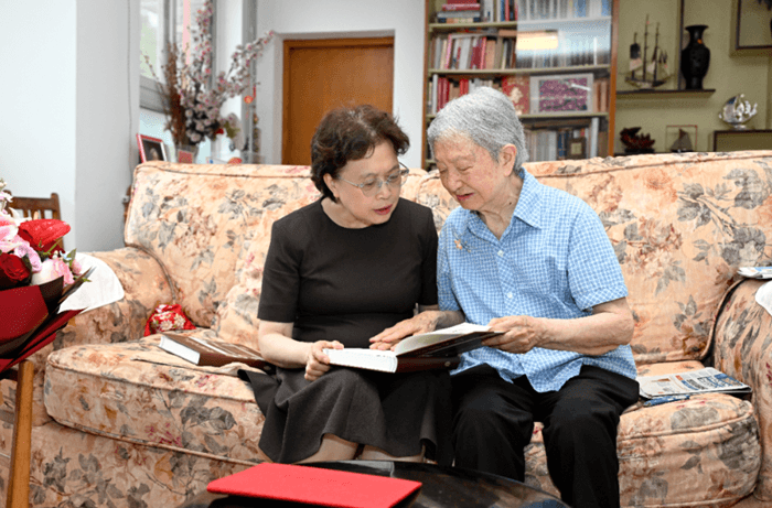 黄晓薇看望慰问老党员